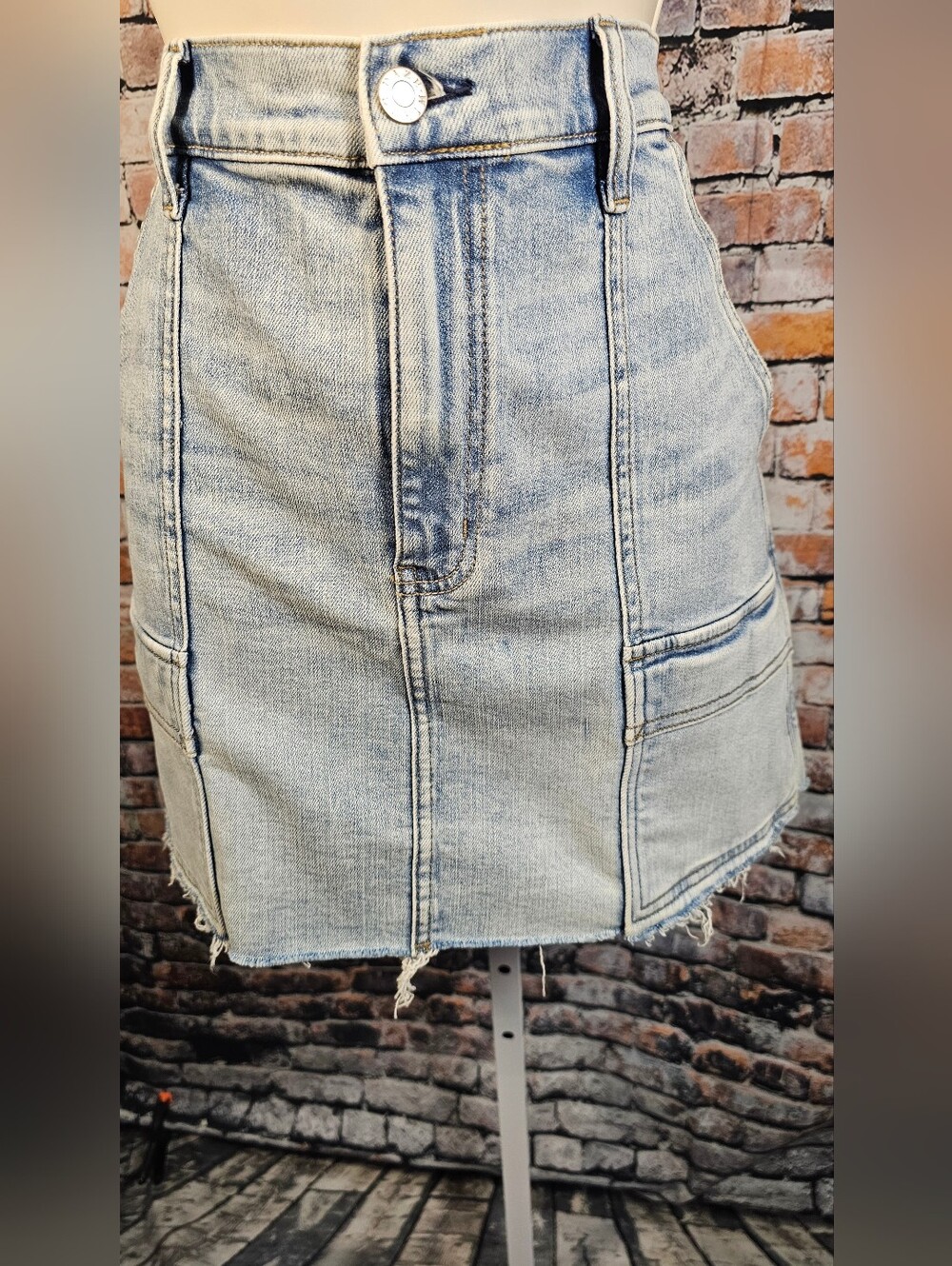 Daze Denim Mini Skirt Size 28 Light Wash Raw Hem Utility Pocket Jean Skirt